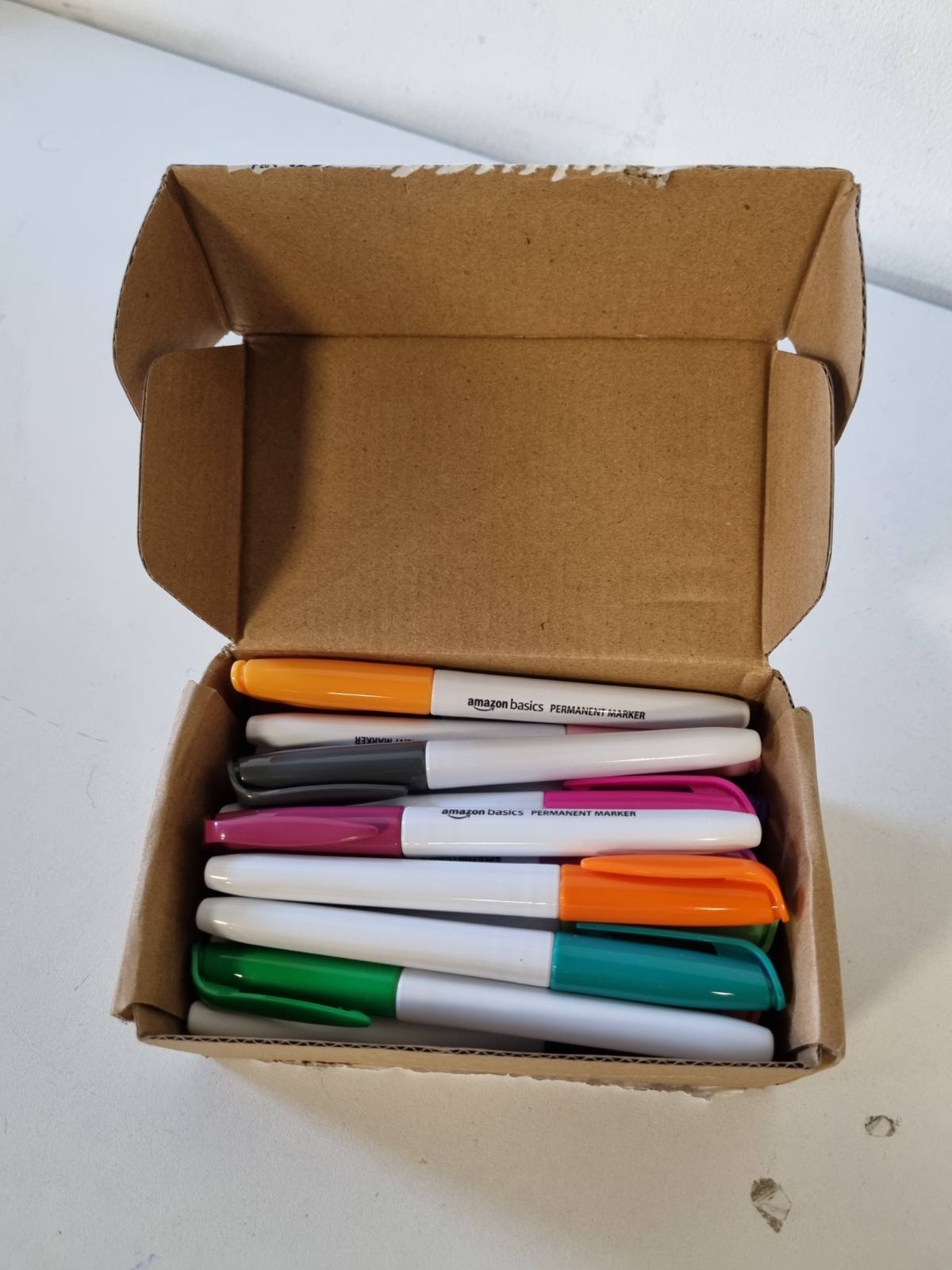 274095 - AMAZON BASICS Markues të përhershëm, 24 copë, të ndryshëm