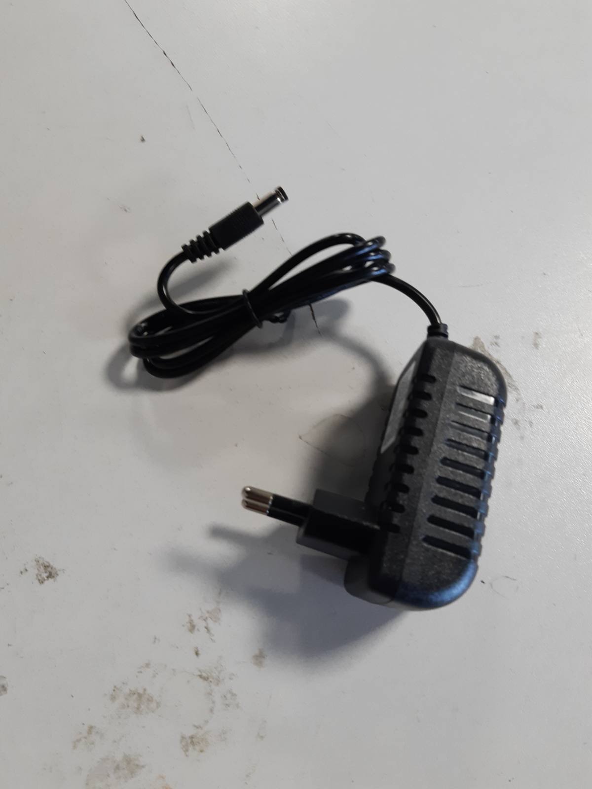 274126 - TECHZOCO Furnizim me energji 20 V, Adaptor energjie, Karikues muri 20 V, Lidhës DC 5.5 x 2.1 mm, 1 Amp, i zi