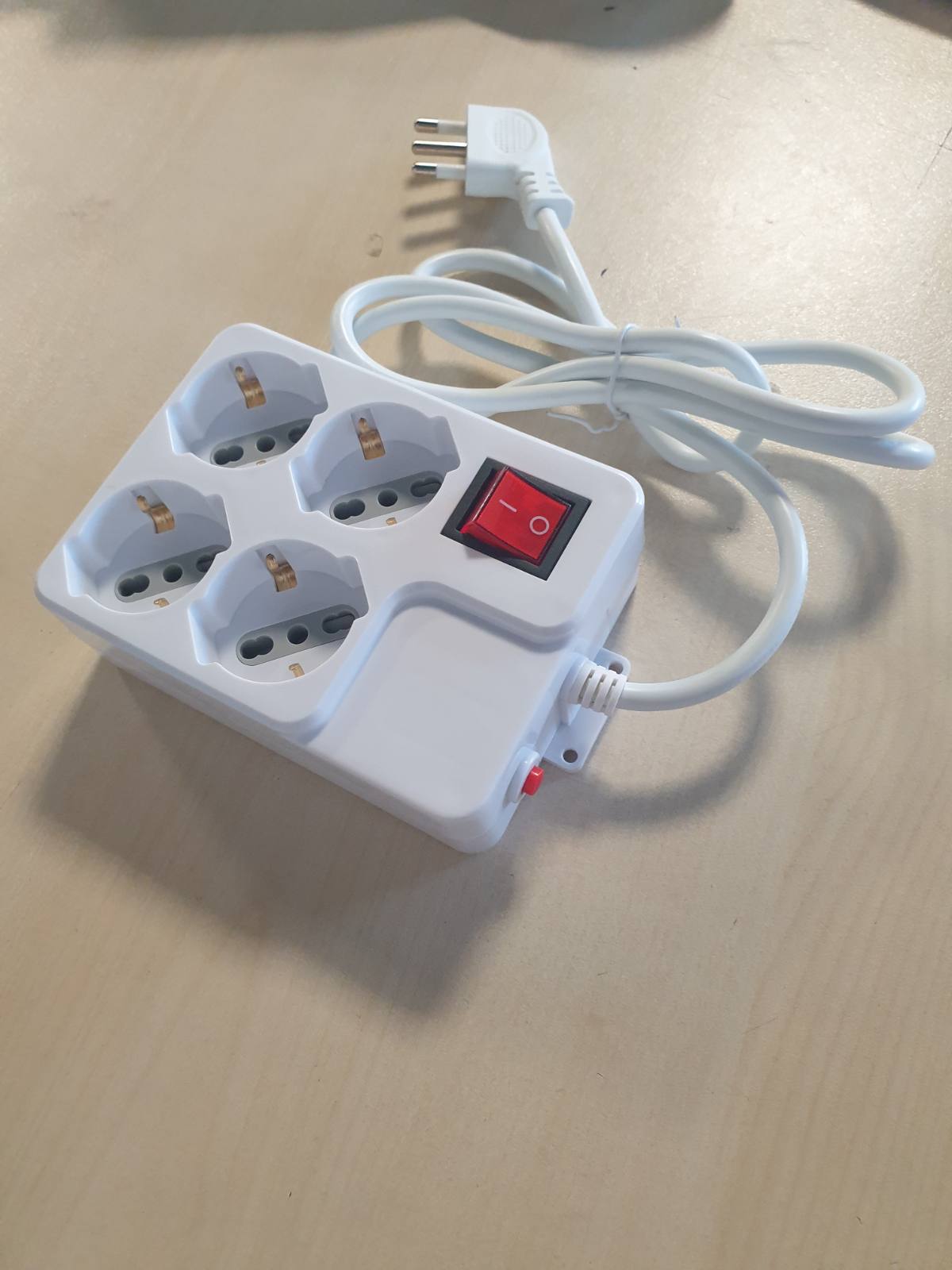 274230 - V-TAC Prizë elektrike 4-kahëshe me ndërprerës, kabllo 1.5m, 4 priza 10/16A Schuko, e bardhë