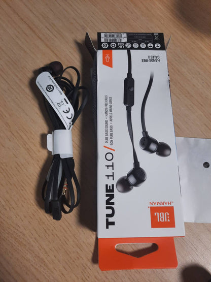 274272 - JBL T110 – Kufje me tel në vesh, Buton kontrolli, Tingulli JBL me bas të pastër, Lidhshmëria: Kabllo jack 3.5 mm, Ngjyra: E zezë