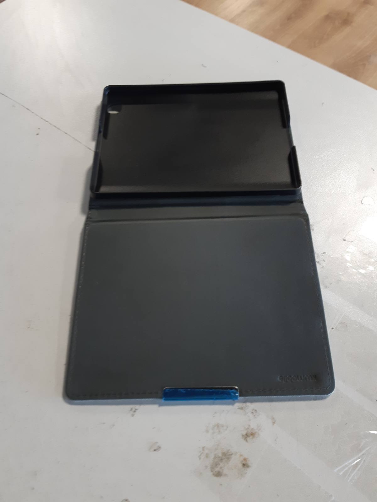 274447 - kwmobile Mbështjellës për lexues elektronik i pajtueshëm me Kobo Aura H2O Edition 2, Mbështjellës magnetik me rrota, mbulesë mbrojtëse xhins, Blu e çelët