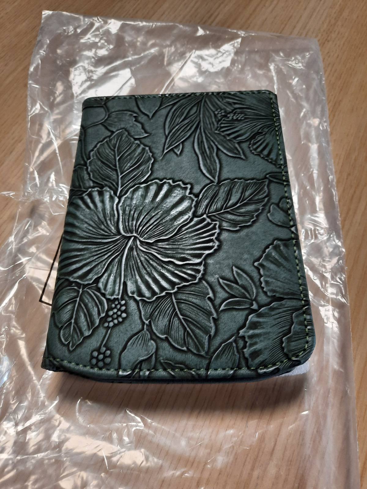 274460 - kwmobile Mbrojtëse e pajtueshme me Pocketbook Verse/Pro/Color/Vivlio Light/Light HD - Mbrojtëse magnetike me palosje për tablet dhe elexarë, lëkurë artificiale me rrip - jeshile