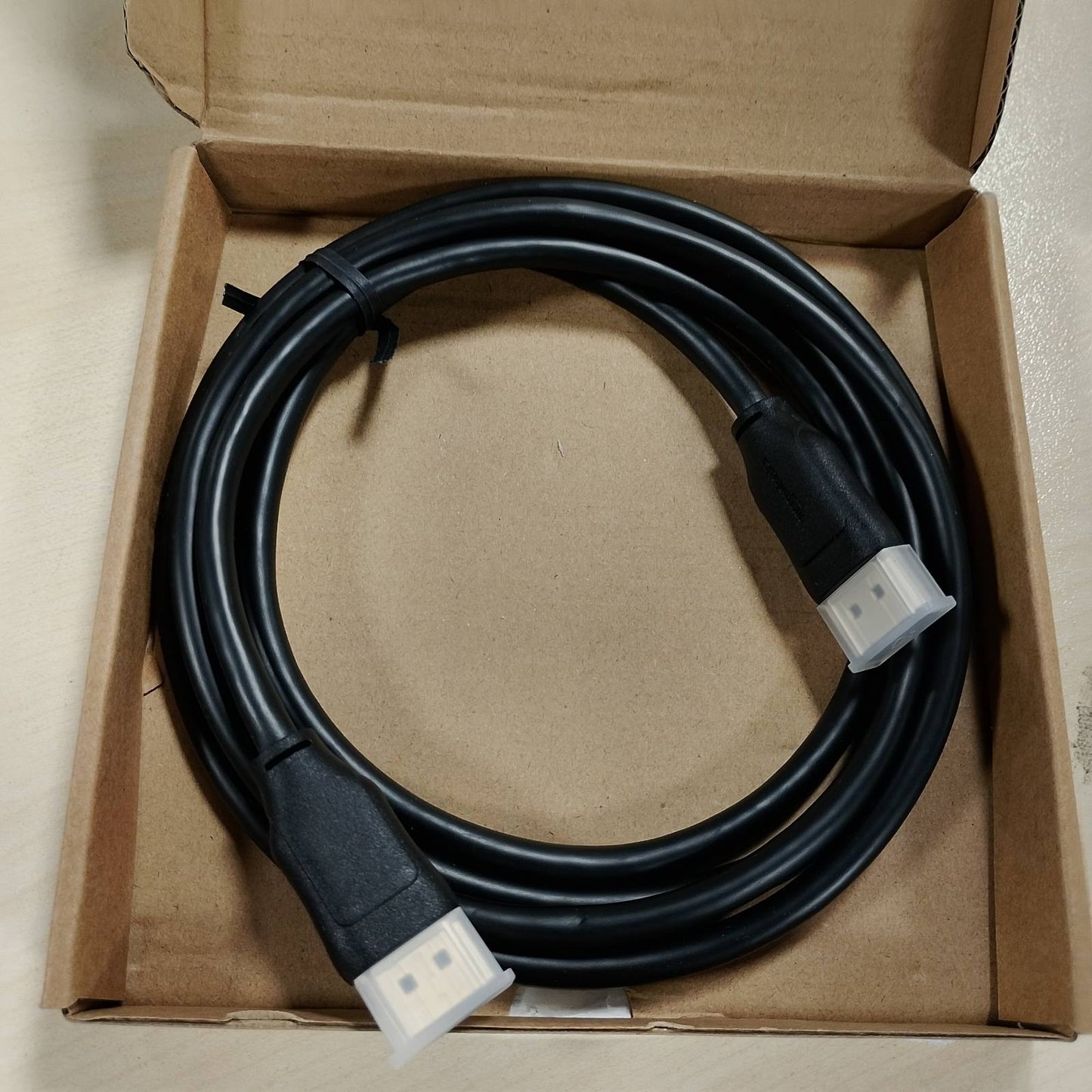 274628 - AMAZON BASICS Kabllo 8K DisplayPort në DisplayPort 1.4, 1.8 m, 4K në 120 Hz, 8K në 60 Hz, mbështetje HDR, e zezë