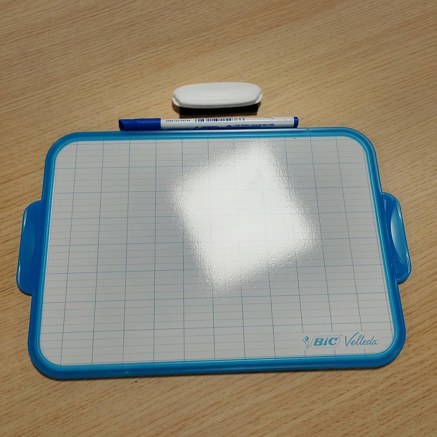 274680 - BIC Tabelë e vogël e bardhë Velleda me dy anë për fshirje të thatë, me shënues blu dhe gomë, 19x26 cm