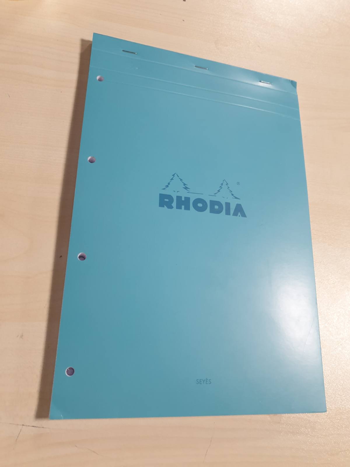 274713 - Rhodia 20195C - Bllok me kapëse Rhodia NGJYRA Nr. 20 - A4+ 21x31.8 cm - Vijëz e madhe Seyès - 80 fletë - Perforim me 4 faqe - Letër Clairefontaine 80gsm - Mbulesa kartonash të ndryshme - Ngjyra të rastësishme