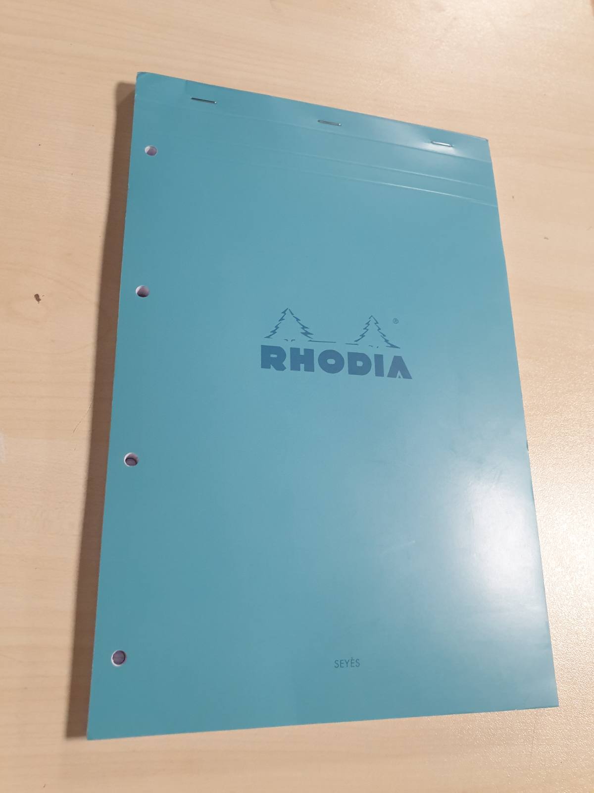 274714 - Rhodia 20195C - Bllok me kapëse Rhodia NGJYRA Nr. 20 - A4+ 21x31.8 cm - Vijëz e madhe Seyès - 80 fletë - Perforim me 4 faqe - Letër Clairefontaine 80gsm - Mbulesa kartonash të ndryshme - Ngjyra të rastësishme