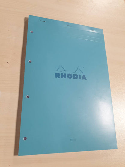 274714 - Rhodia 20195C - Bllok me kapëse Rhodia NGJYRA Nr. 20 - A4+ 21x31.8 cm - Vijëz e madhe Seyès - 80 fletë - Perforim me 4 faqe - Letër Clairefontaine 80gsm - Mbulesa kartonash të ndryshme - Ngjyra të rastësishme