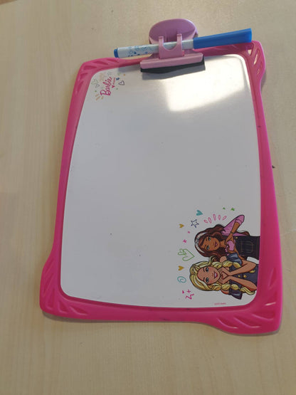 274744 - MAPED Set Tabele e Bardhë Barbie, 1 Tabelë e Fshirshme, 1 Mbajtëse Aksesori, 1 Furçë, 1 Shënues