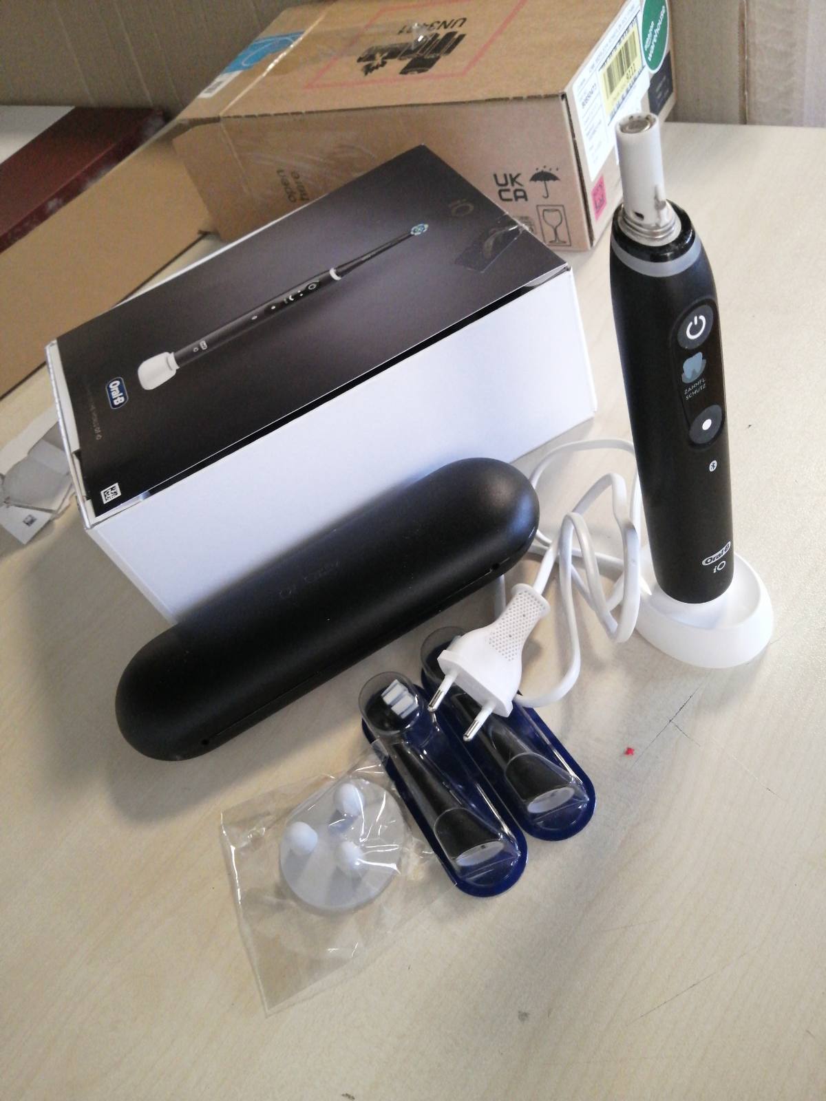 274838 - ORAL-B iO SERIES 6 PLUS, Furçë dhëmbësh elektrike, 3 koka furçe, e zezë, përfshin kutinë e udhëtimit, 5 mënyra pastrimi, e projektuar nga Braun