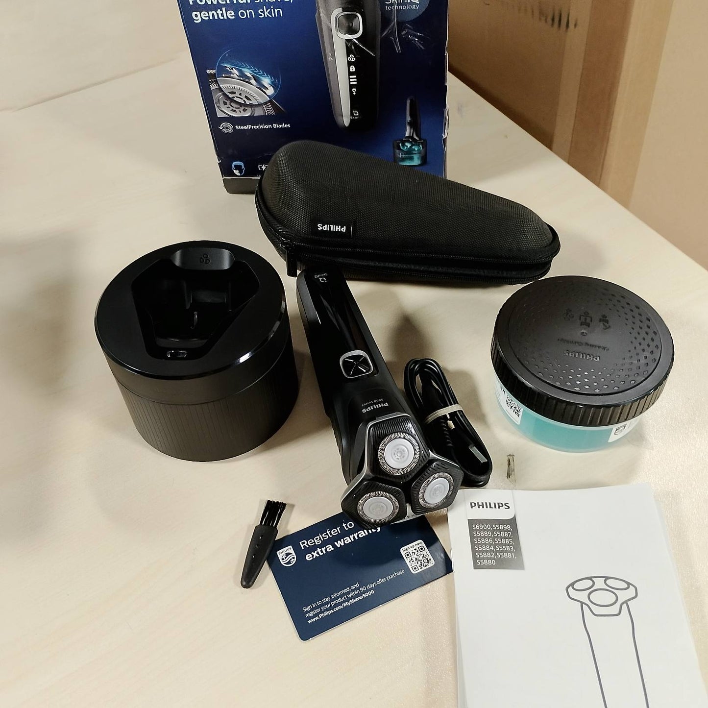 274873 - PHILIPS Shaver Series 5000, Makinë rroje elektrike për burra, prerës i palosshëm, rroje të lagësht dhe të thatë, stacion pastrimi, fishek pastrimi, çantë udhëtimi (Modeli S5898/50)