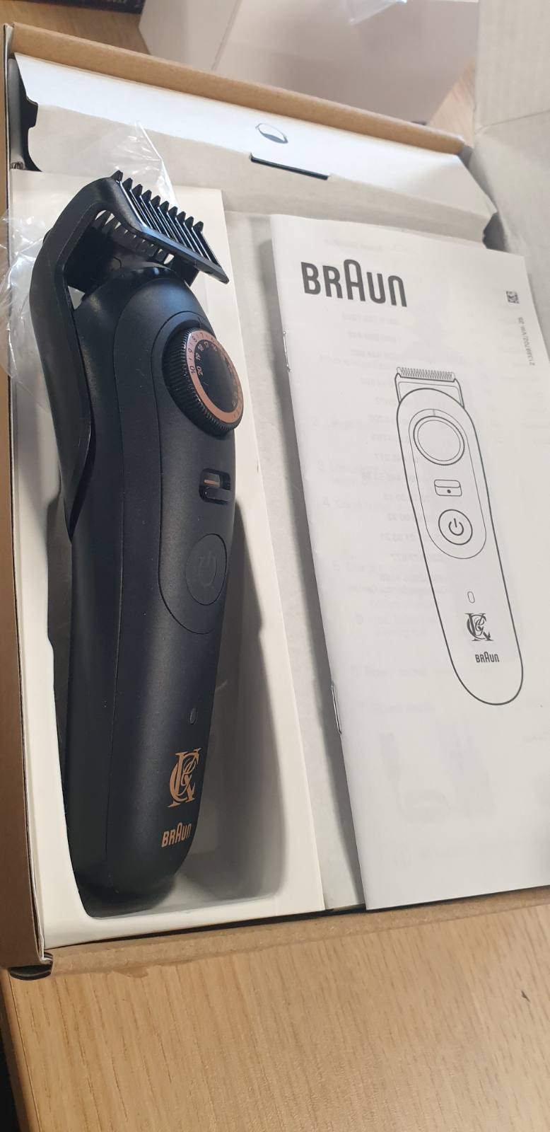 274963 - KING C. GILLETTE Pro Max Makinë prerëse mjekre për meshkuj, elektrike, e zezë – e papërshkueshme nga uji, pa tel, tehe që zgjasin shumë, 40 cilësime, kuti me 4 krehër të ndërrueshëm, deri në 120 minuta jetëgjatësi baterie