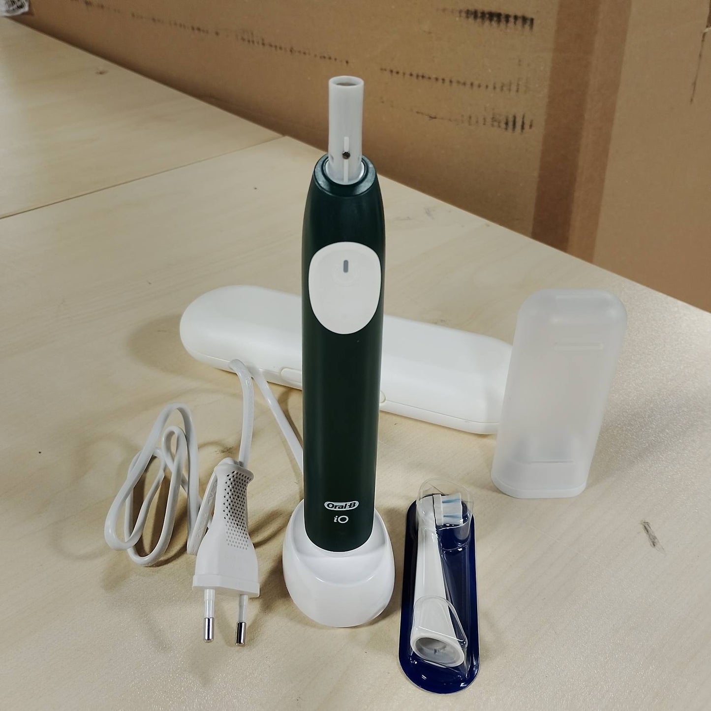 275022 - ORAL-B FURÇË DHËMBËSH ELEKTRIKE iO 2, 1 KOKË FURÇE, KUTI UDHËTIMI, FOREST GREEN - FURÇË DHËMBËSH ME SENSOR PRESIONI, 3 MËNYRA LARJE, KOHA MATËSE, MBAJTËSE FURÇE ZËVENDËSUSE PËR UDHËTIM