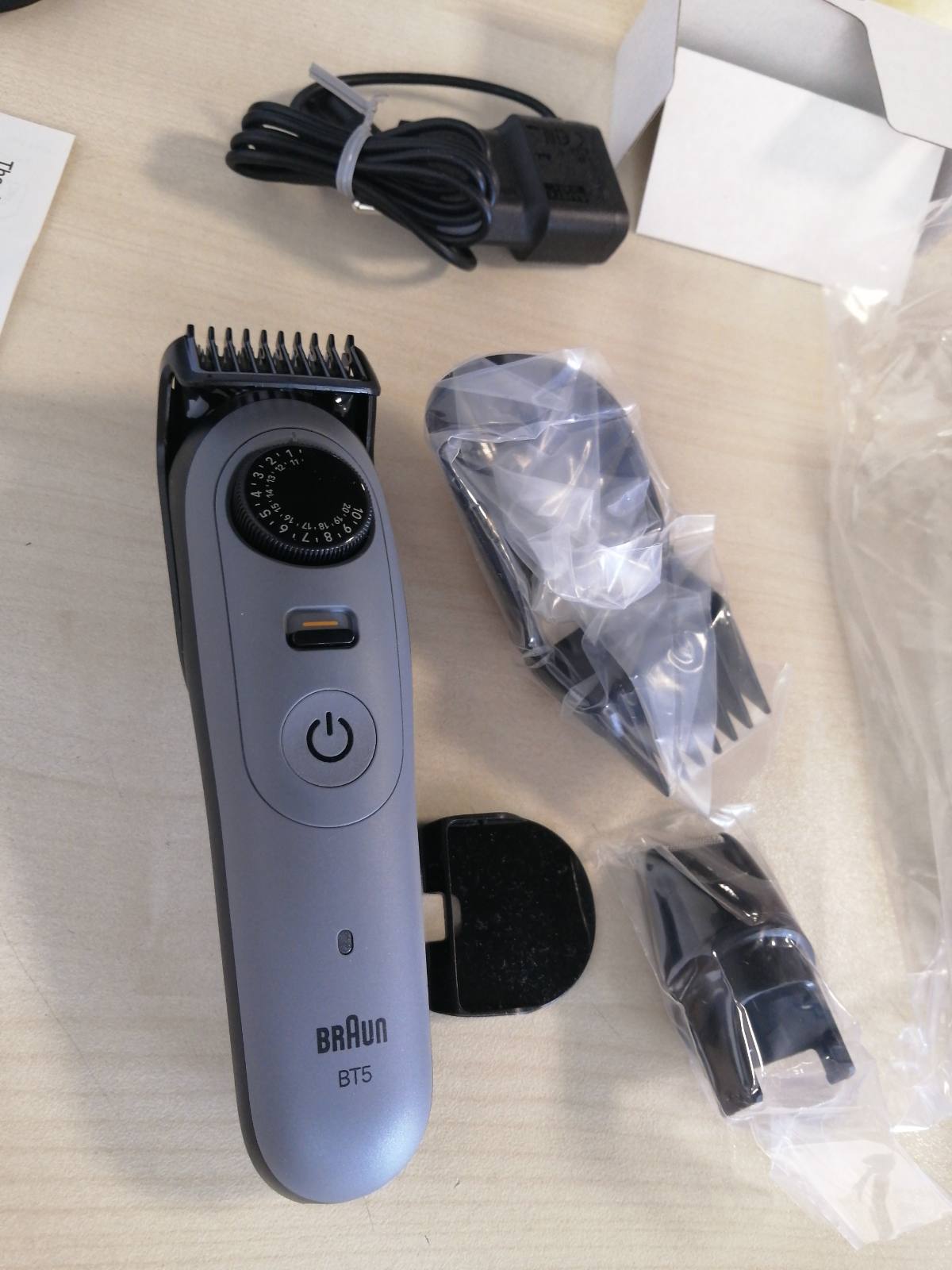 275032 - BRAUN Prerëse mjekre Series 5, Prerëse elektrike mjekre për burra me 5 aksesorë, Teh ultra i mprehtë, Jetëgjatësi baterie 120 minuta, 40 cilësime gjatësie, Rezistent ndaj ujit, Modeli BT5525, Ngjyra Gri