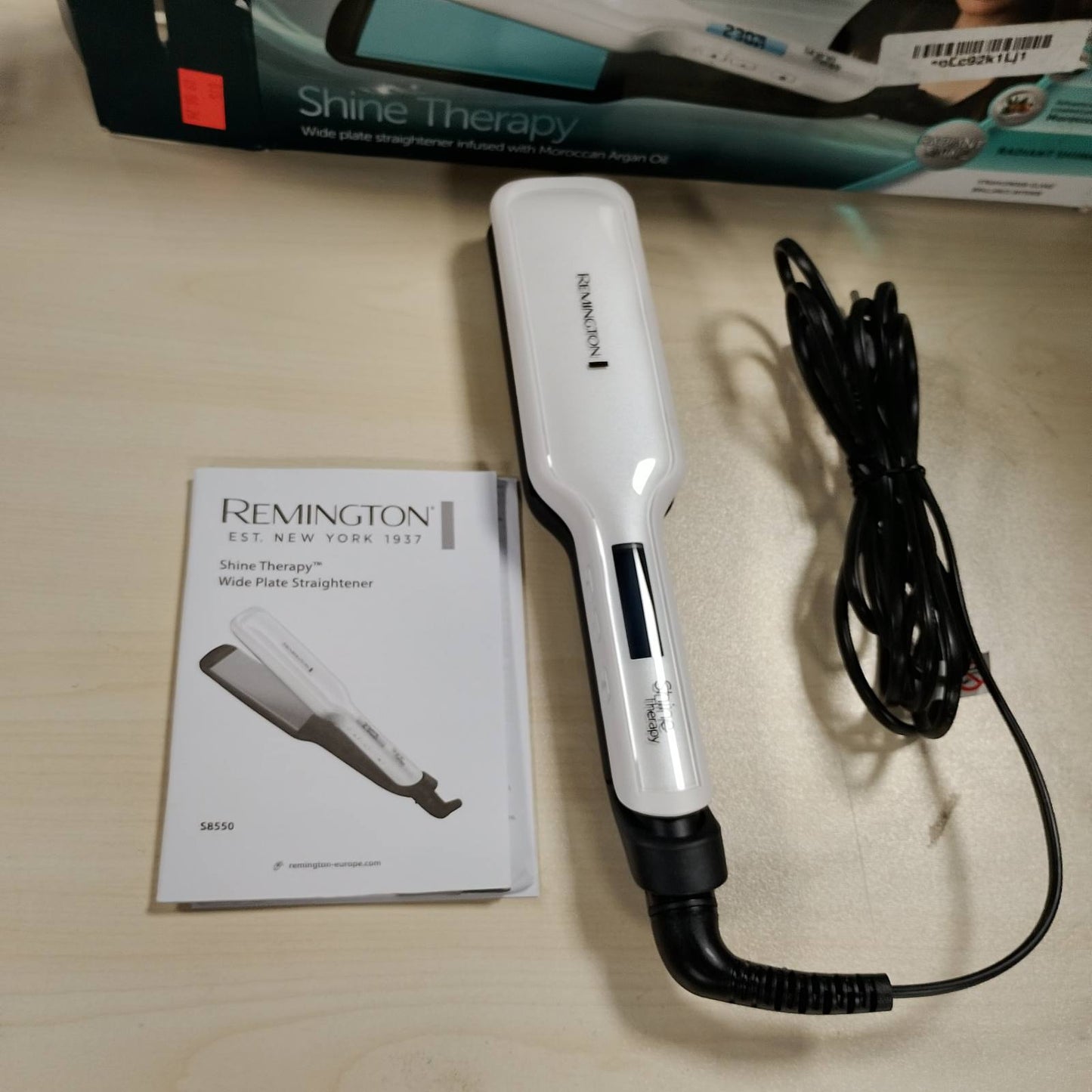 275036 - REMINGTON Drejtues flokësh S8550, Terapi shkëlqimi, Pllaka të gjera qeramike, trajtim me vaj argani maroken dhe vitaminë E, ekran LCD, 150-230°C