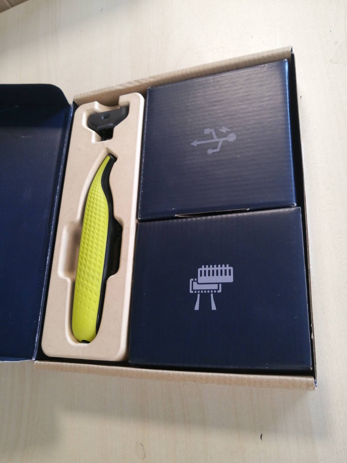 275047 - PHILIPS Prerës elektrik OneBlade 360 për fytyrën dhe trupin, makinë rroje dhe furçë, 3 tehe 360, 3 krehër mjekre (1, 3, 5 mm), 1 komplet trupi, QP2824/31.