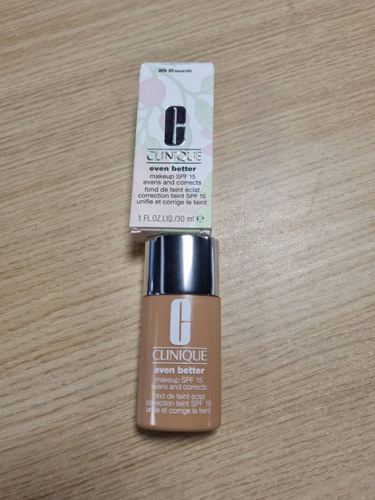 275091 - CLINIQUE Even Better™ Makeup Broad Spectrum SPF 15 | Fondatinë e lëngshme me mbulim të mesëm, vitaminë C, përfundim natyral dhe mbrojtje kundër njollave të errëta