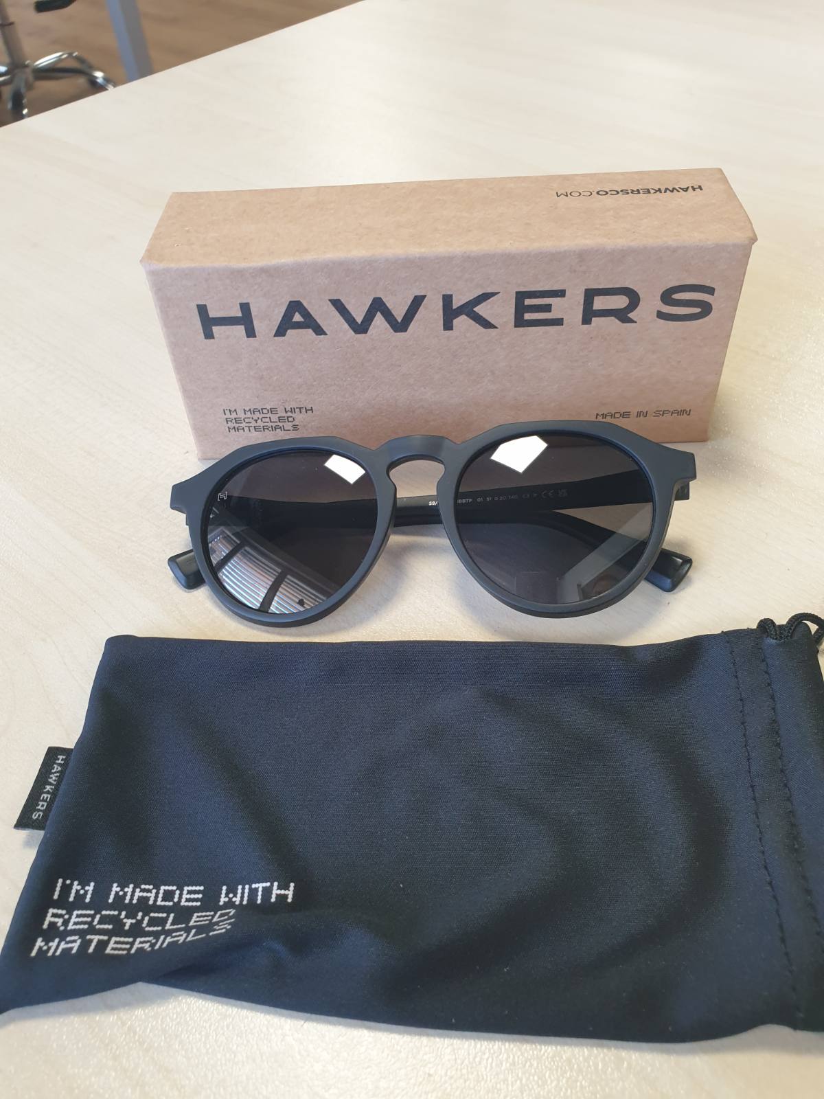 275200 - HAWKERS Syze dielli WARWICK RAW të polarizuara, ngjyrë e zezë karboni, për burra dhe gra