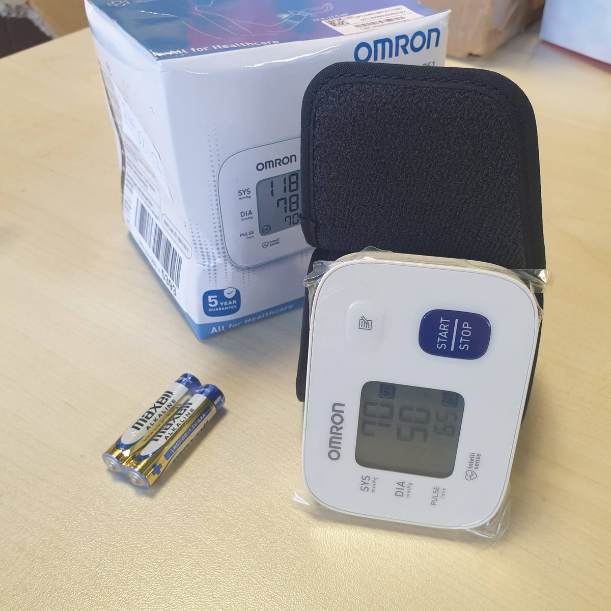 275247 - OMRON Monitor dixhital i tensionit të gjakut për kyçin e dorës RS1, i validuar klinikisht, manshetë 13.5-21.5 cm, matje e saktë