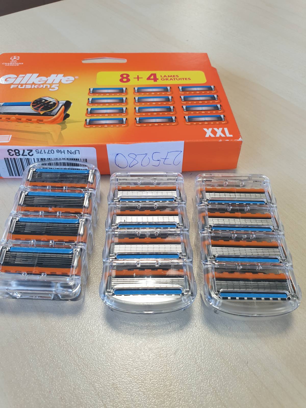 275283 - GILLETTE Brisqe rroje Fusion me 5 për meshkuj, pako me 12 copë, çelik inox, 1 mbushje që zgjat deri në 20 rruajtje