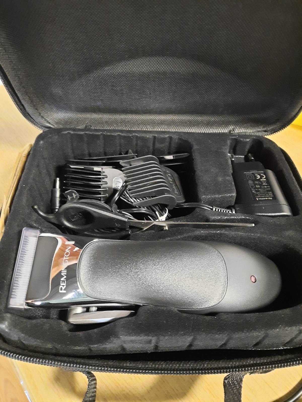 275285 - REMINGTON Prerëse flokësh profesionale, tehë qeramike vetëmprehëse 0.5-25 mm, Set me 8 krehëra, funksionim me rrjet/bateri, litium, HC363C