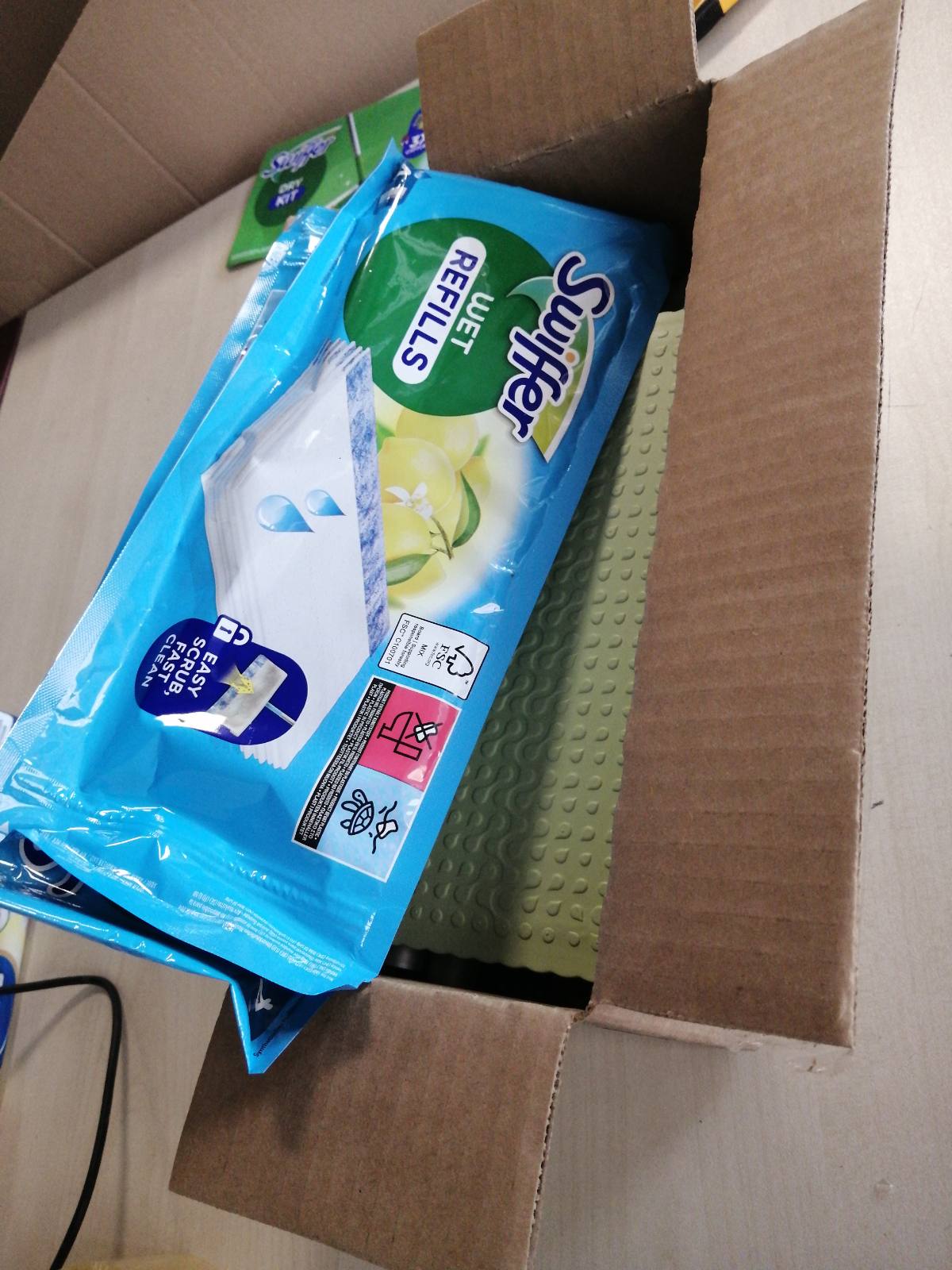 275409 - Swiffer Kit Fillestar për Mop Pluhuri, 1 Mop + 16 Lecka të Thata + 8 Lecka të Lagura, kap dhe bllokon 3 herë më shumë pluhur dhe papastërti