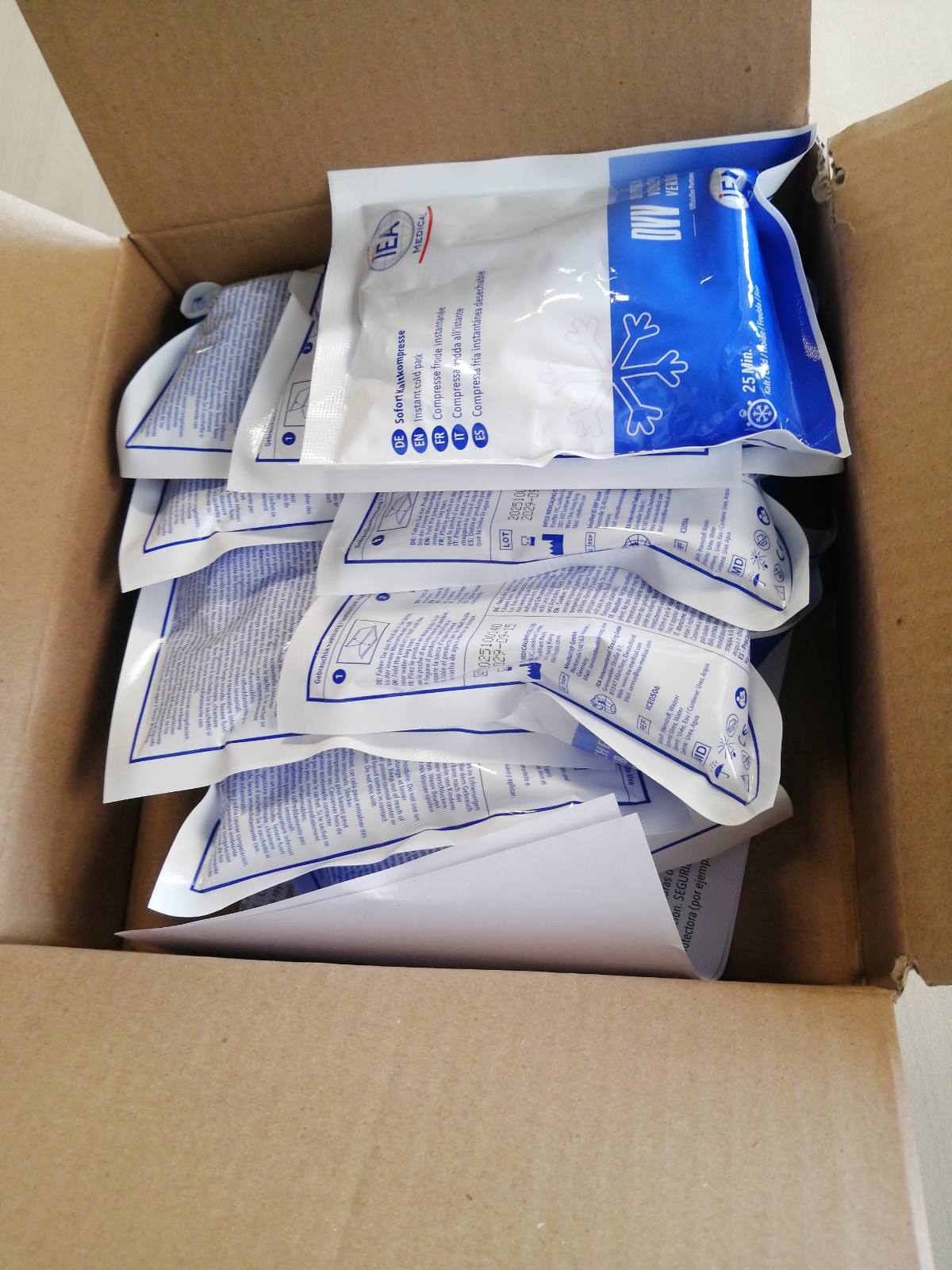 275433 - IEA Kompresa të ftohta të menjëhershme mjekësore - 15.3 x 12.7 cm - Pako me 10 copë - Jastëkë ftohës për mavijosje, pickime insektesh dhe lëndime të tjera - E bardhë