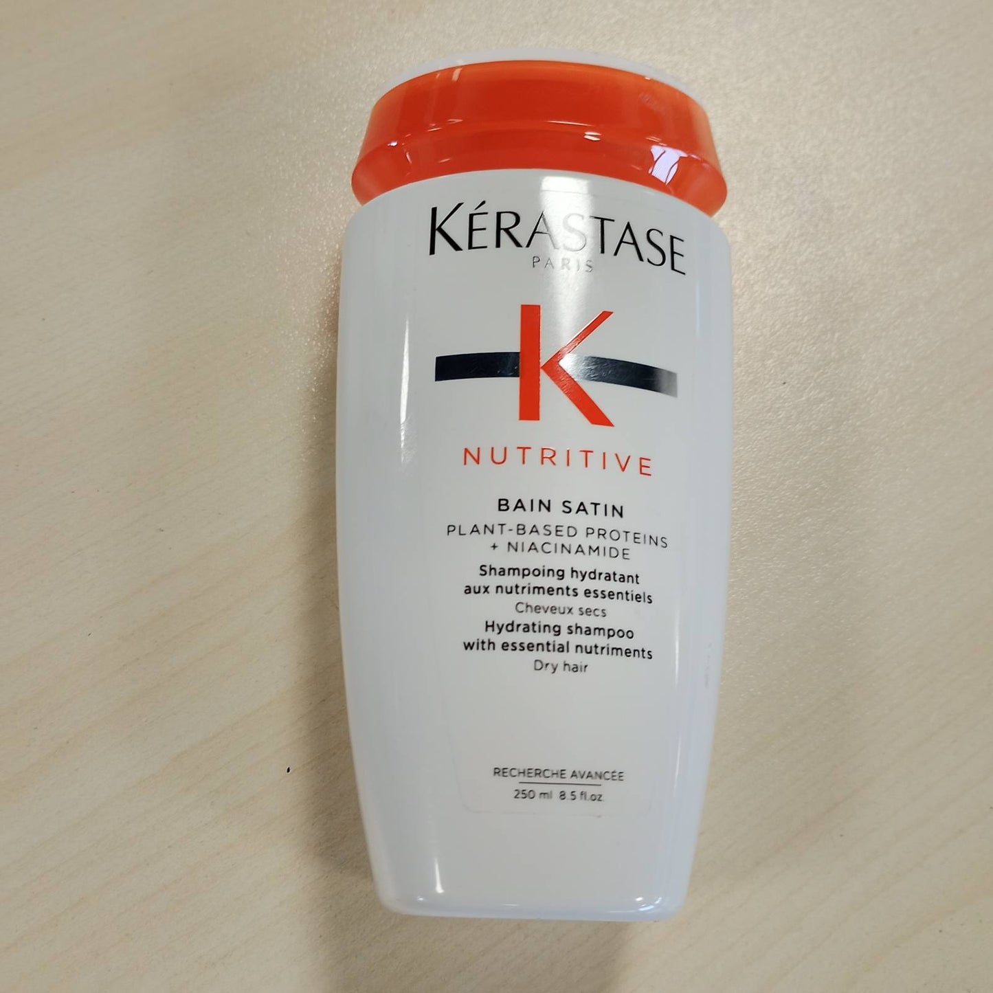 275484 - KÉRASTASE Shampo Nutritive Satin për Flokë të Thatë, 250 ml, me Niacinamidë dhe Proteina Bimore, +44% Hidratim i Menjëhershëm*, +45% Butësi*