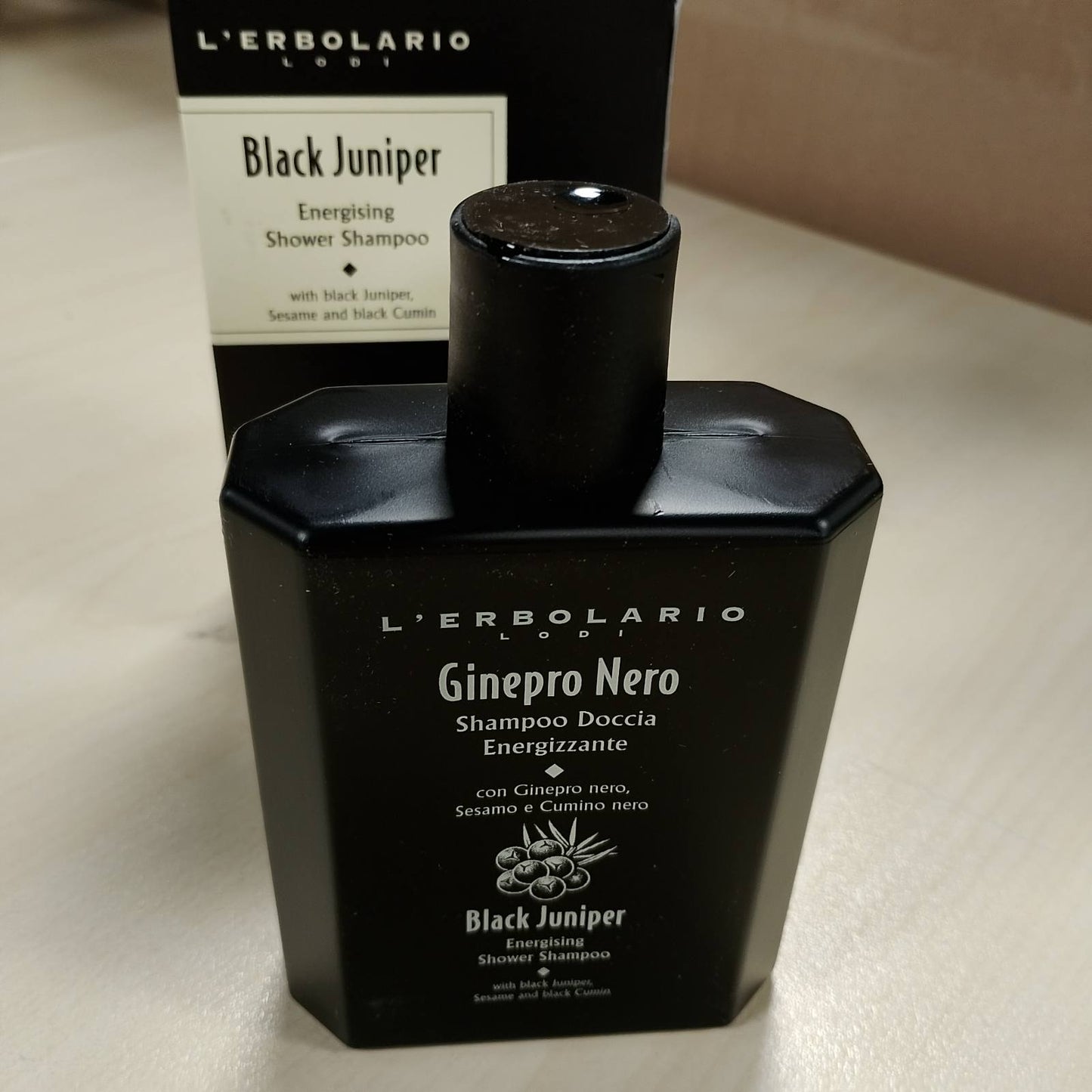 275559 - L'ERBOLARIO GINEPRO NERO Shampo Dushi Energjizuese, 250 ml