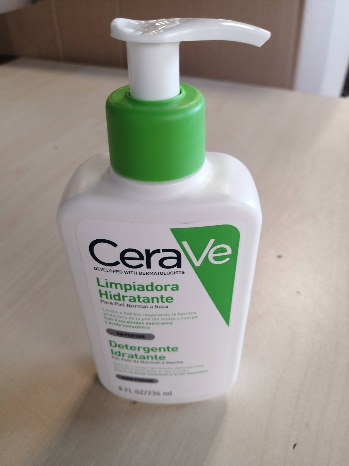 275707 - CERA VE - Xhel Pastrues Hidratues, Për Lëkurë Normale deri të Thatë, Pastron dhe Hidraton, Balancon Lëkurën, I Pasuruar me Ceramide Esenciale dhe Acid Hialuronik, I përshtatshëm për Fytyrën dhe Trupin, 236 ml