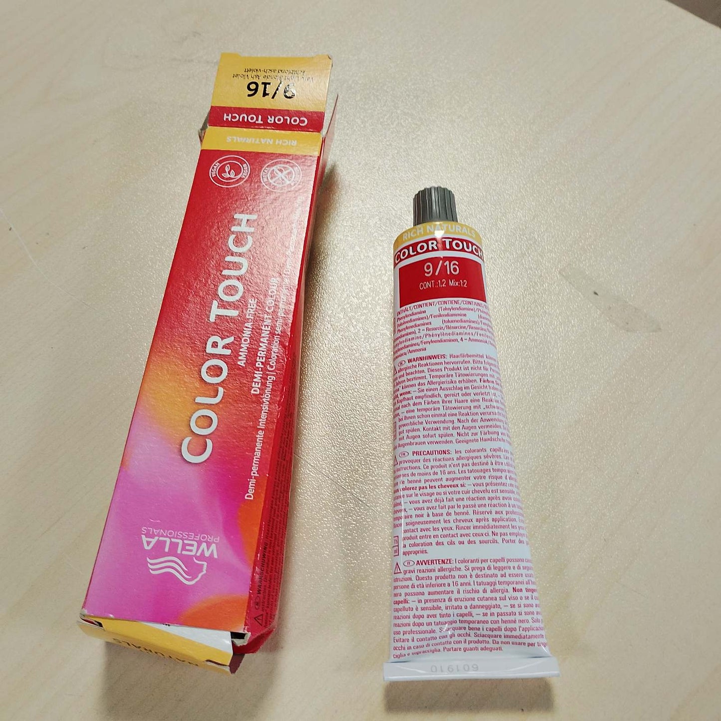 275756 - WELLA PROFESSIONALS - Color Touch Rich Naturals, Ngjyrë intensive vegane pa amoniak, 60ml, 9/16 Bjonde e Çelët Vjollcë Hiri, zgjasin deri në 28 larje