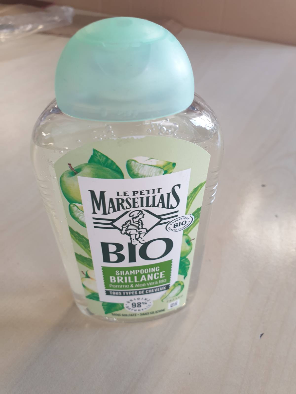 275948 - LE PETIT MARSEILLAIS Shampo e Çertifikuar Organike për Shkëlqim me Mollë dhe Aloe Vera, 240 ml