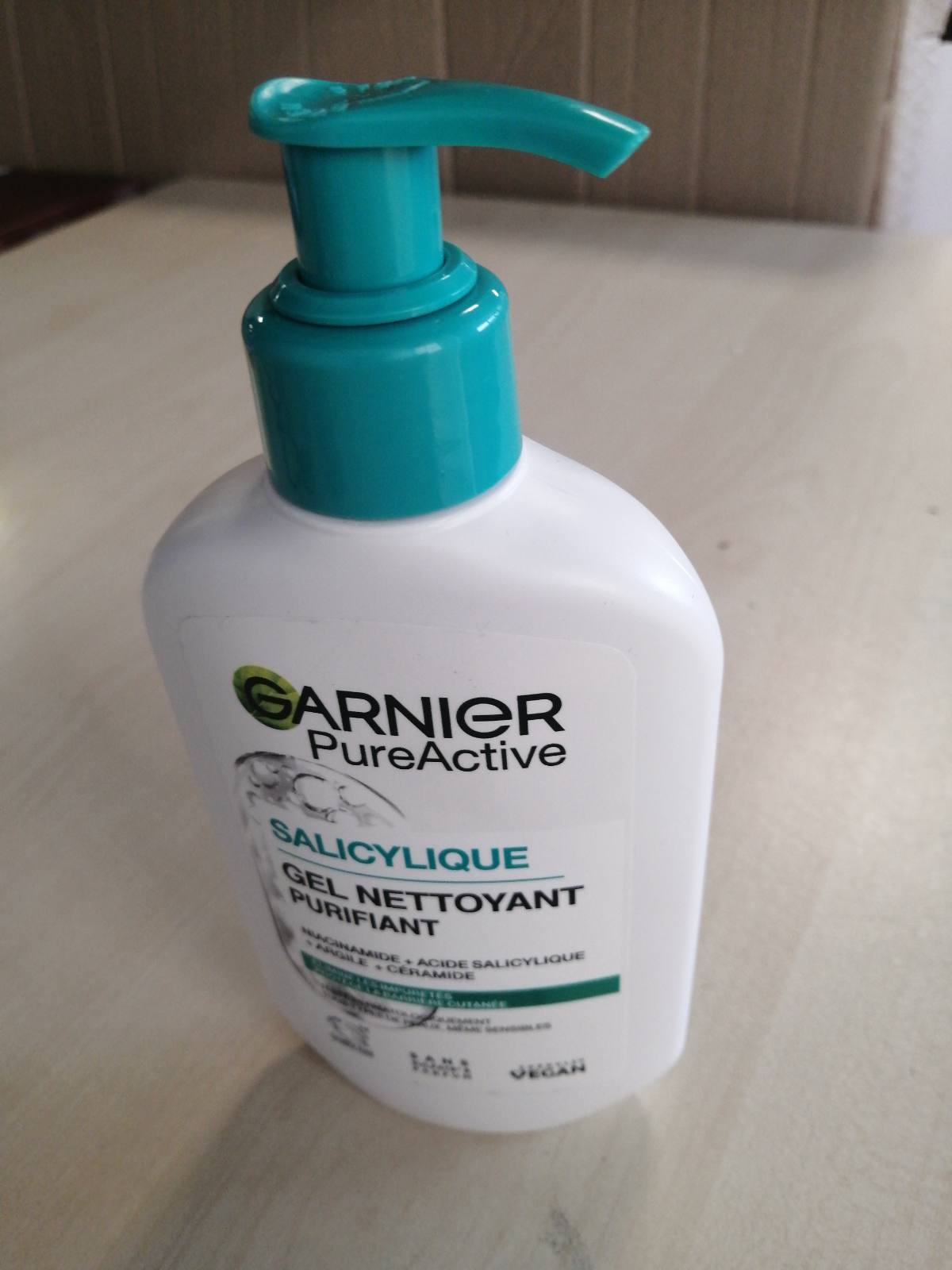 275955 - GARNIER Pure Active Xhel Pastrues me Shkumë - 250 ml - Acid Hialuronik, Ceramide, Argjilë - Vegan