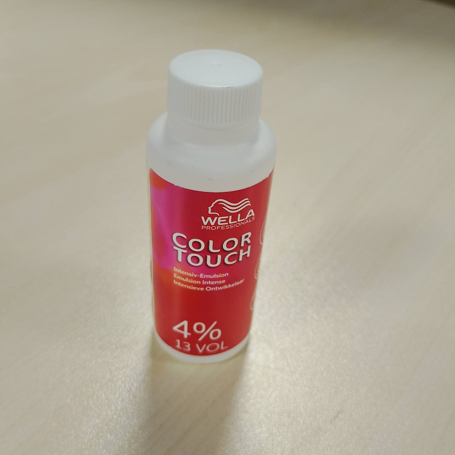 275985 - WELLA PROFESSIONALS Color Touch Emulsion 4% Zhvillues, aktivizues gjysmë i përhershëm, 60 ml, vegan, zgjat deri në 28 larje