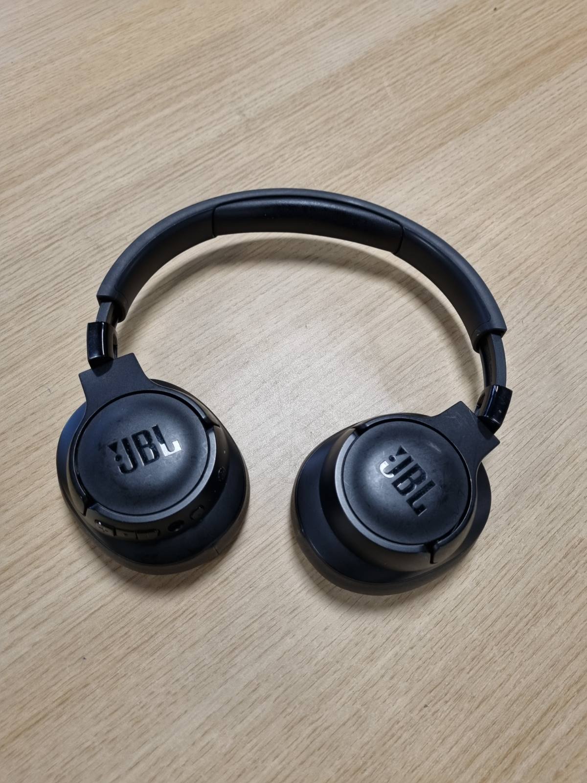 276085 - JBL Tune760NC – Kufje pa tel mbi vesh me anulim aktiv të zhurmës – Tingull JBL Pure Bass – Jetëgjatësi baterie 35 orë – Thirrje pa duar dhe kontroll zanor – E zezë