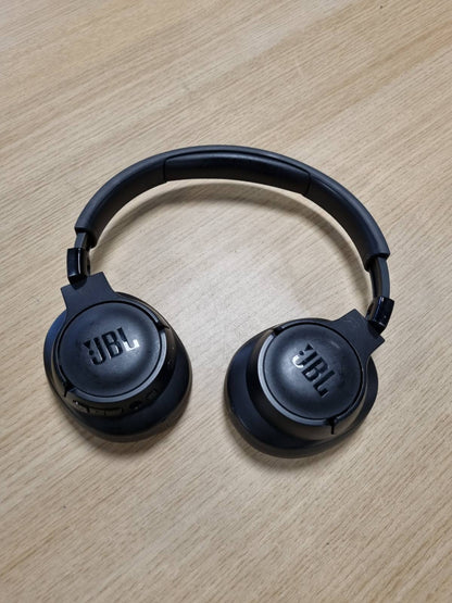 276085 - JBL Tune760NC – Kufje pa tel mbi vesh me anulim aktiv të zhurmës – Tingull JBL Pure Bass – Jetëgjatësi baterie 35 orë – Thirrje pa duar dhe kontroll zanor – E zezë