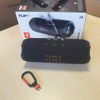 276111 - JBL FLIP 7, Altoparlant Bluetooth pa tel portativ, 16 orë jetëgjatësi baterie, IP68 i papërshkueshëm nga uji, rezistent ndaj pluhurit dhe goditjeve, JBL Pro Sound me AI Boost, Lidhje me shumë altoparlantë Auracast, e zezë