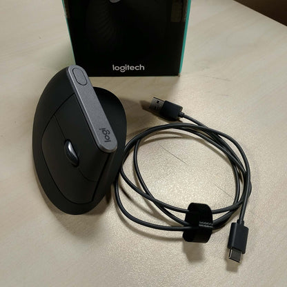 276126 - Logitech Maus pa tel MX Vertikal Ergonomik, për shumë pajisje, Bluetooth ose USB Dongle Unifying 2.4 GHz, Ndjekje optike 4000 DPI, 4 butona, Karikim i shpejtë, PC/Mac/Laptop/iPad OS - i zi, 1 copë