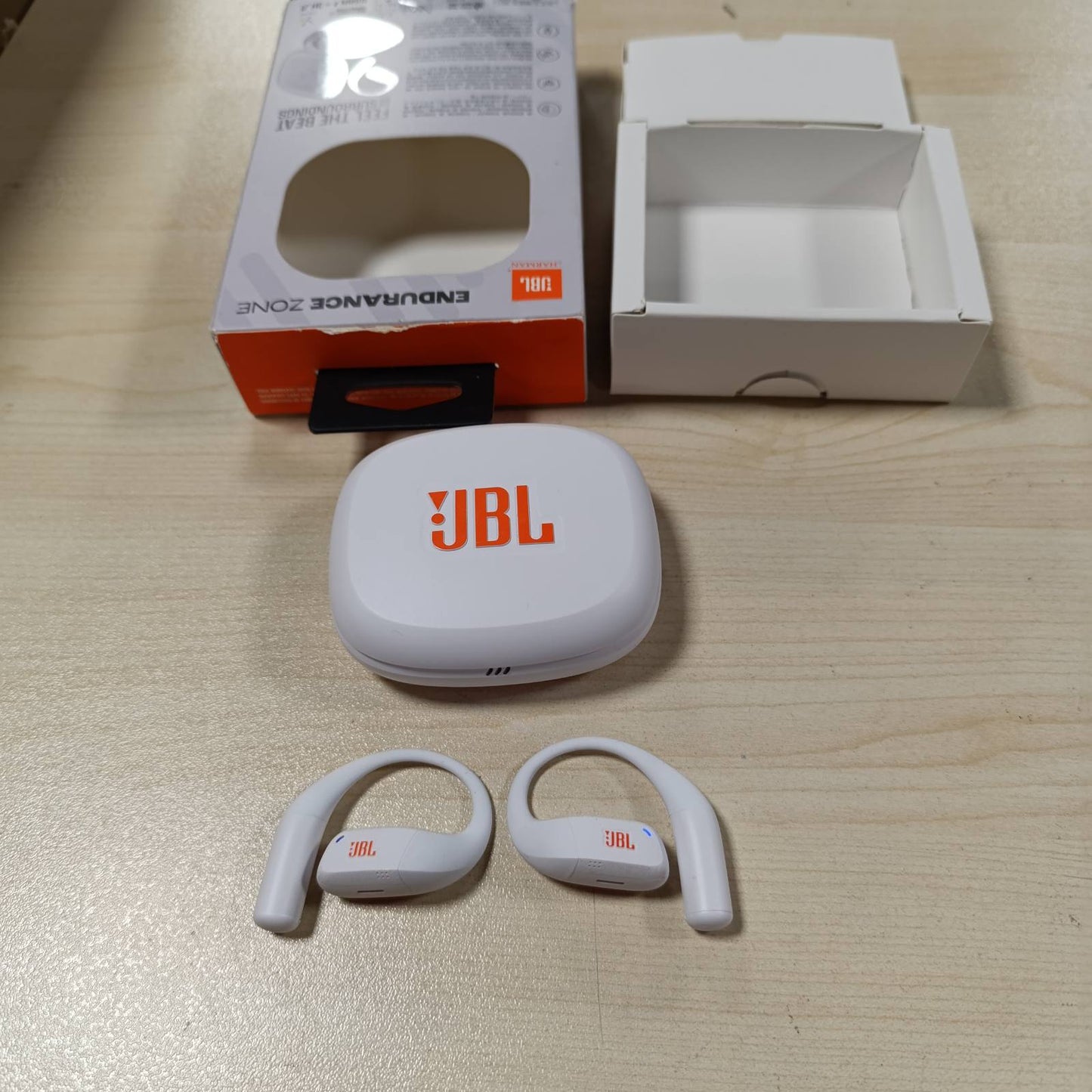 276156 - JBL Kufje Endurance Zone, pa tel, dizajn me grep, teknologji JBL OpenSound, kohëzgjatje luajtjeje 32 orë, IP68 rezistente ndaj ujit, Google Finder, aplikacioni JBL Headphones, ngjyra: të bardha