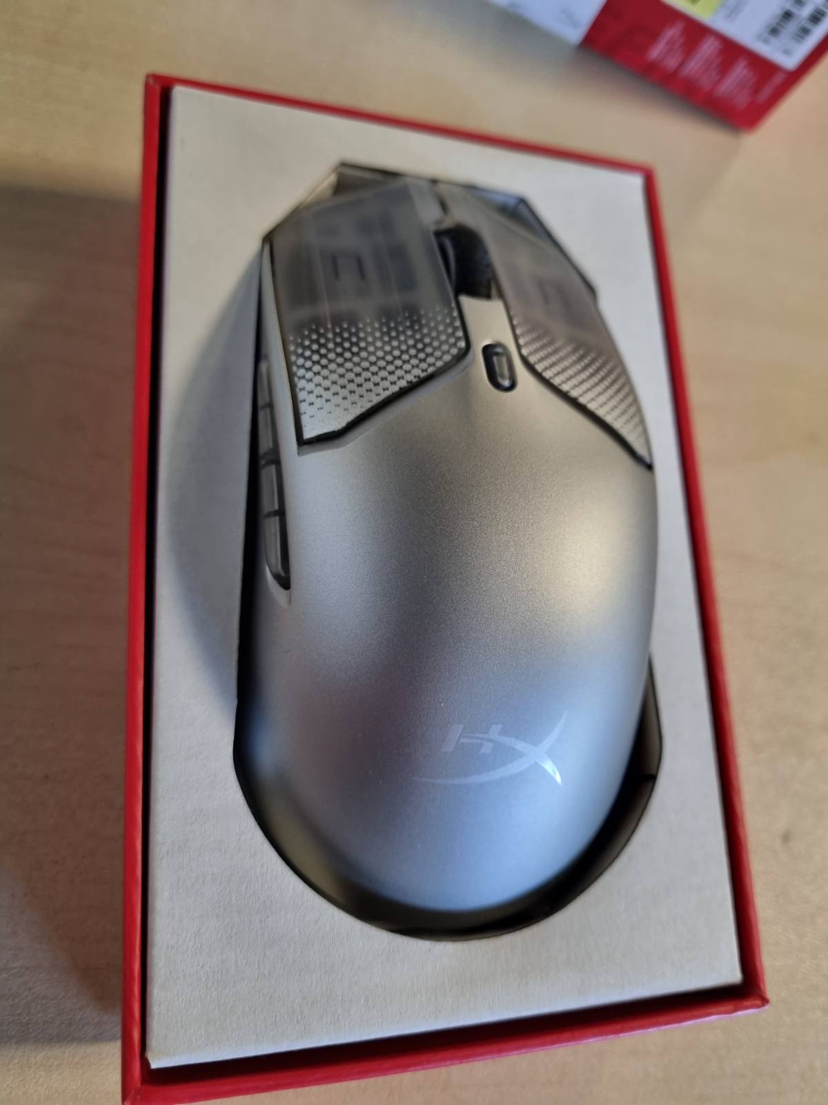 276165 - HYPERX PULSEFIRE HASTE 2 S - Maus pa tel për lojëra, strehim magnezi, ultra i lehtë 64 g, jetëgjatësi baterie 120 orë, patina qelqi, sensor 26K, argjend