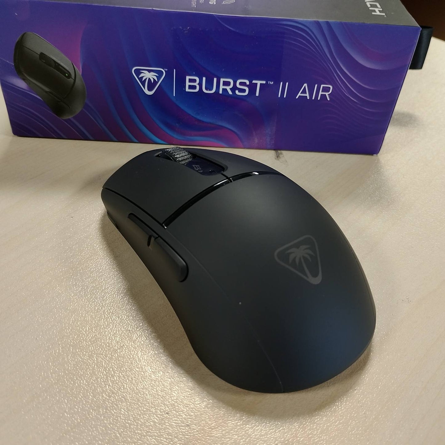 276273 - TURTLE BEACH BURST II AIR – MAUS PËR LOJËRA PA TEL 2.4 GHz: ULTRA I LEHTË 47 g, ÇELËSA OPTIKË, SIMETRIK, SENSOR OPTIK, 26k DPI, BLUETOOTH, JETËGJATËSI BATERIE DERI NË 120 ORË - I ZI