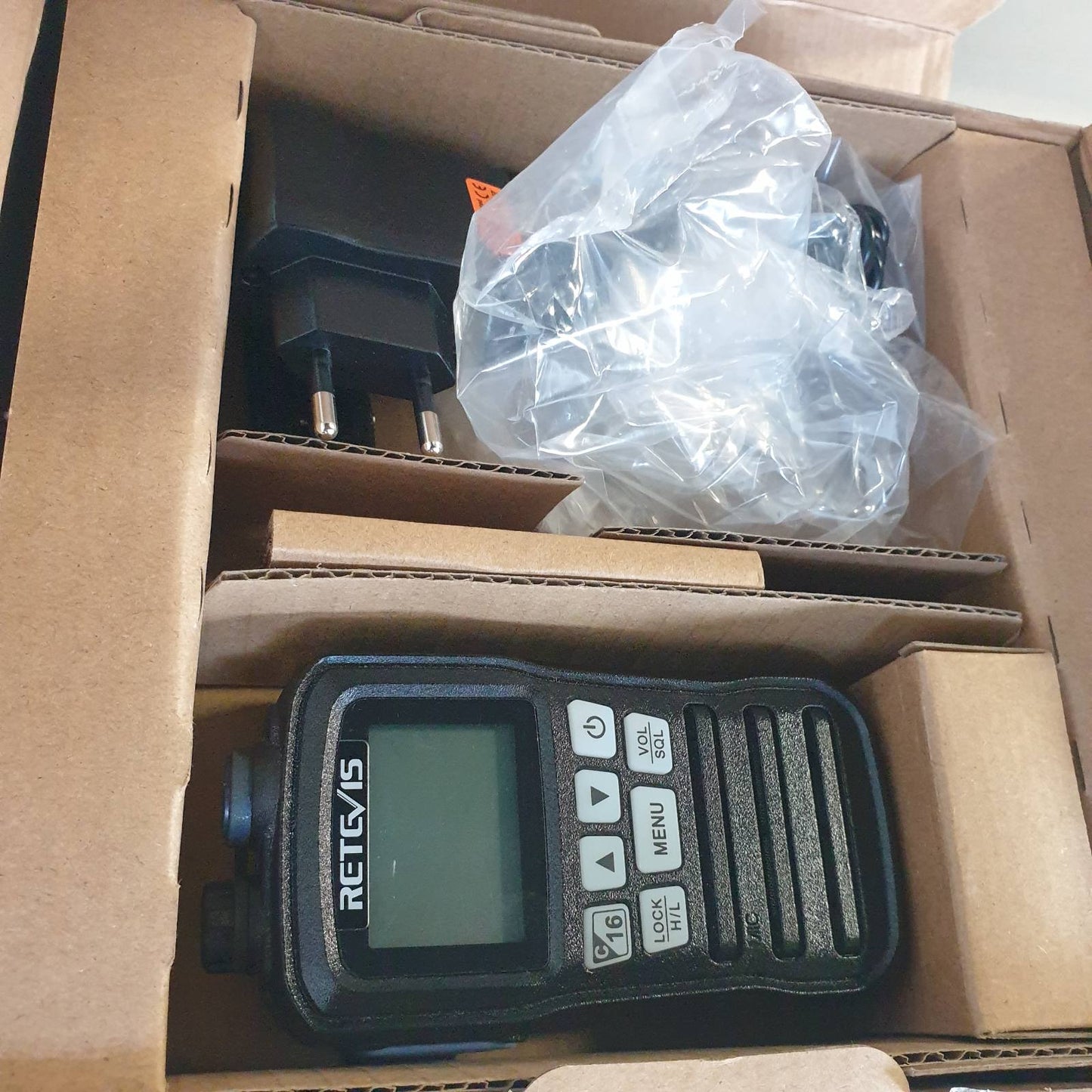 276277 - RADIO ME RADIO DETARE RETEVIS RM01, IP67, E PAPËRSHKUESHME NGA UJI, VHF PORTATIVE DETARE, ME DRIDHJË, ME 88 KANALE LUNDRUSE, RADIO DYPALËSHE PËR KAJAK DHE PESHIM ME VARKË (E ZEZË, 1 PAKO)