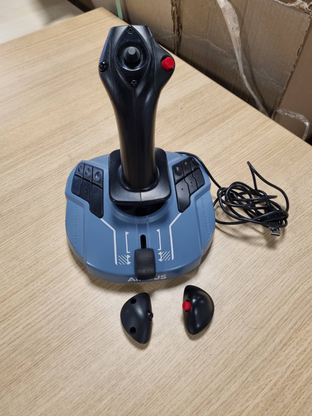 276304 - THRUSTMASTER TCA Sidestick Airbus Edition, replikë ergonomike e shkopit të kontrollit Airbus A320 për PC, 17 butona veprimi, teknologjia magnetike HEART