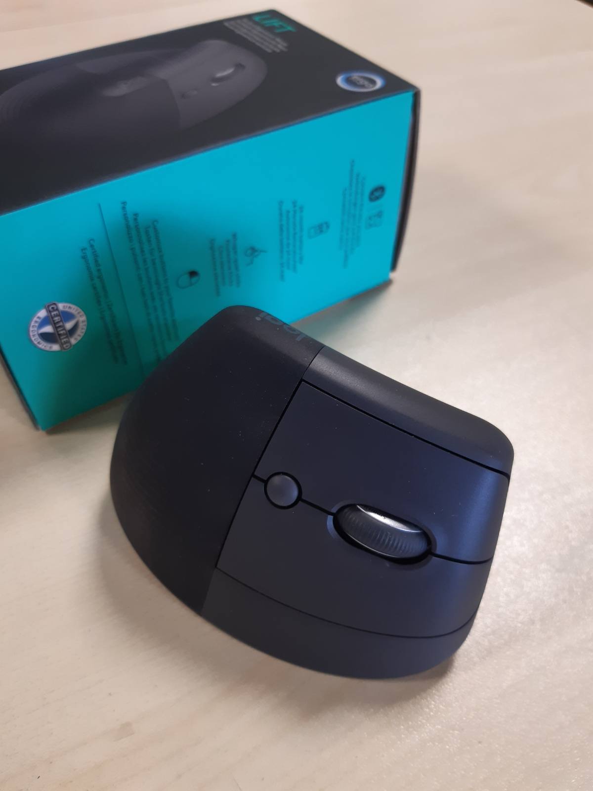 276316 - LOGITECH Maus Bluetooth Lift Vertical, Ergonomik, me Marrës USB Logi Bolt, Butona të Heshtur, 4 Butona, Gri