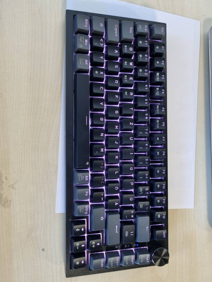 276436 - KOORUI Tastierë Mekanike, Pa Tel/Me Tel/Bluetooth 26 RGB, Bateri e Rikarikueshme 4000mAh, 82 Taste, Paraqitje Gjermane QWERTZ për Windows MacOS Linux - Red Switch