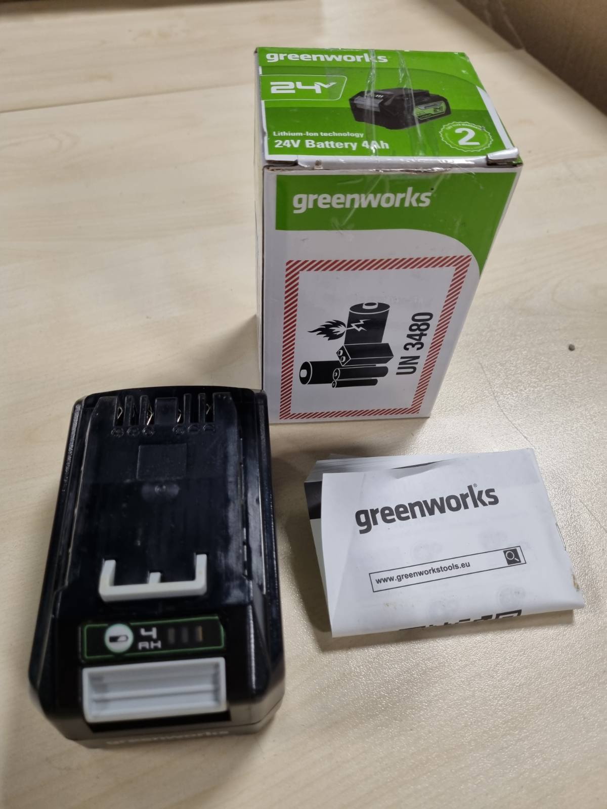 276463 - GREENWORKS 24V BATERI - BATERI E FUQISHME E RIKARIKUESHME GREENWORKS PËR TË GJITHA MJETET E KOPSHTIT 24V, BATERI LITIUM-JON 4AH, KARIKIM I SHPEJTË, 3 NIVELE KARIKIMI LED