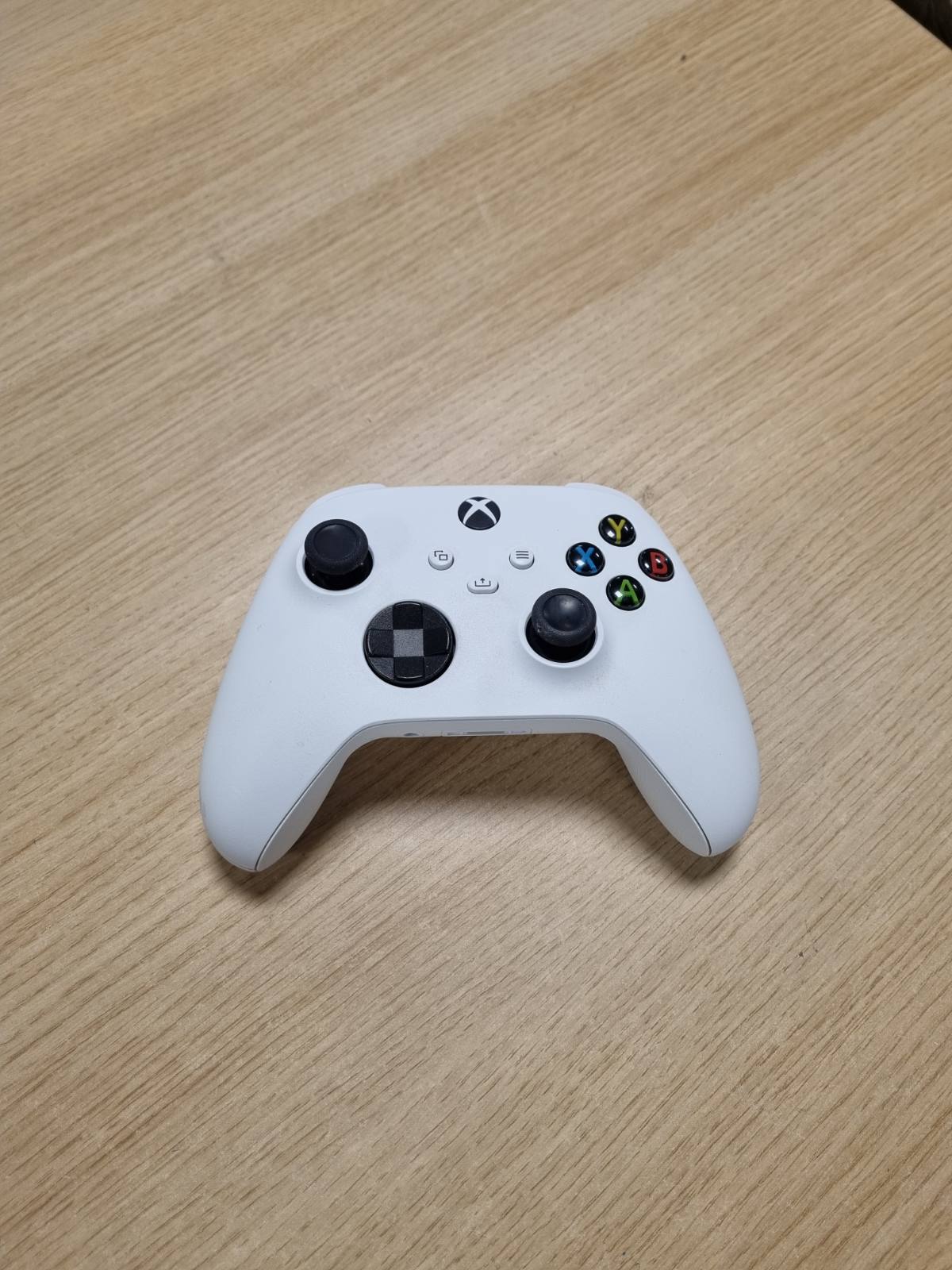276484 - XBOX One pa Fil - Robot White Series X, Series S, One, Windows 10 dhe 11, Android dhe iOS