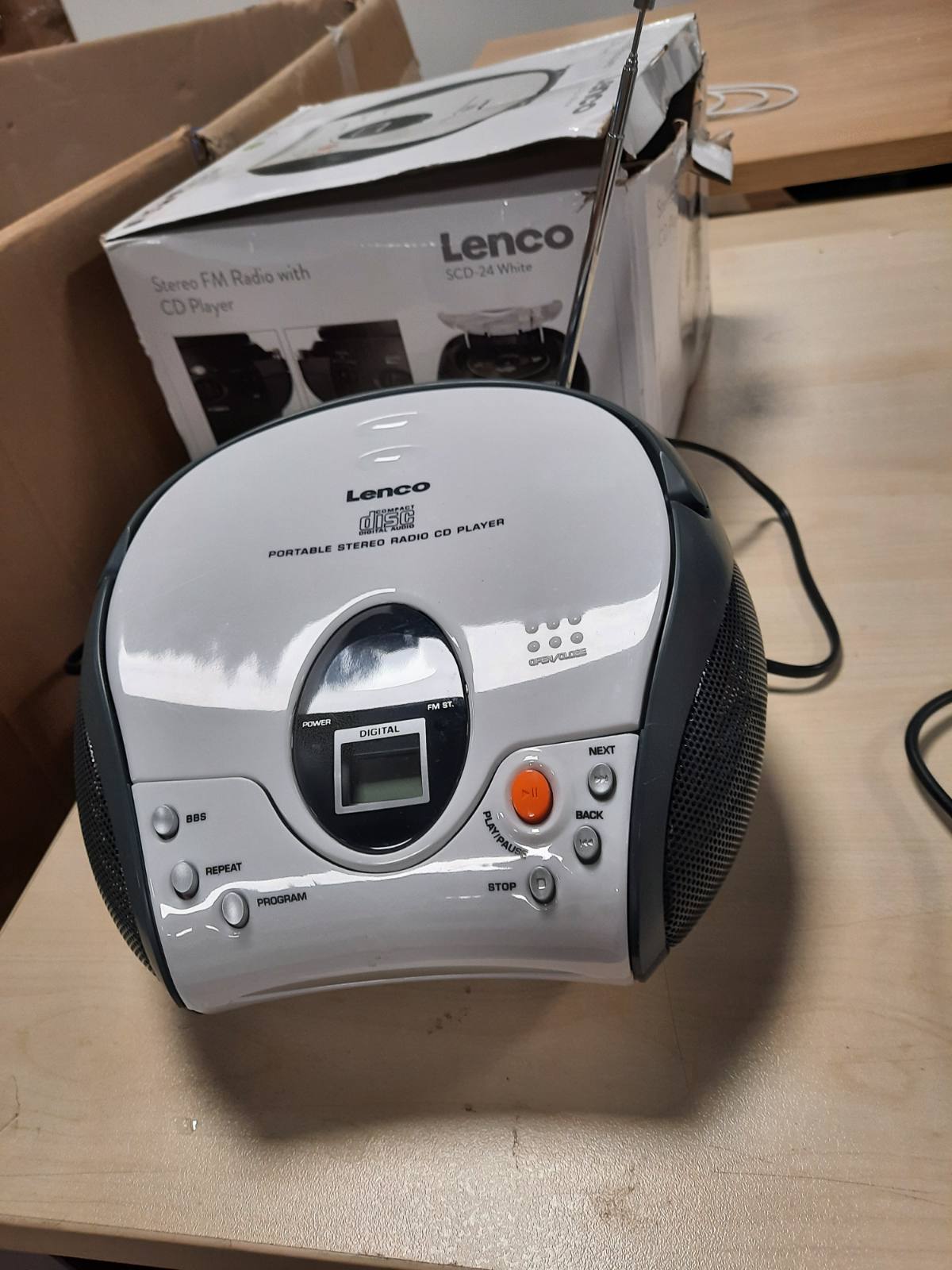 276490 - LENCO UKW-RADIO SCD-24, m.CD Stereo, i bardhë