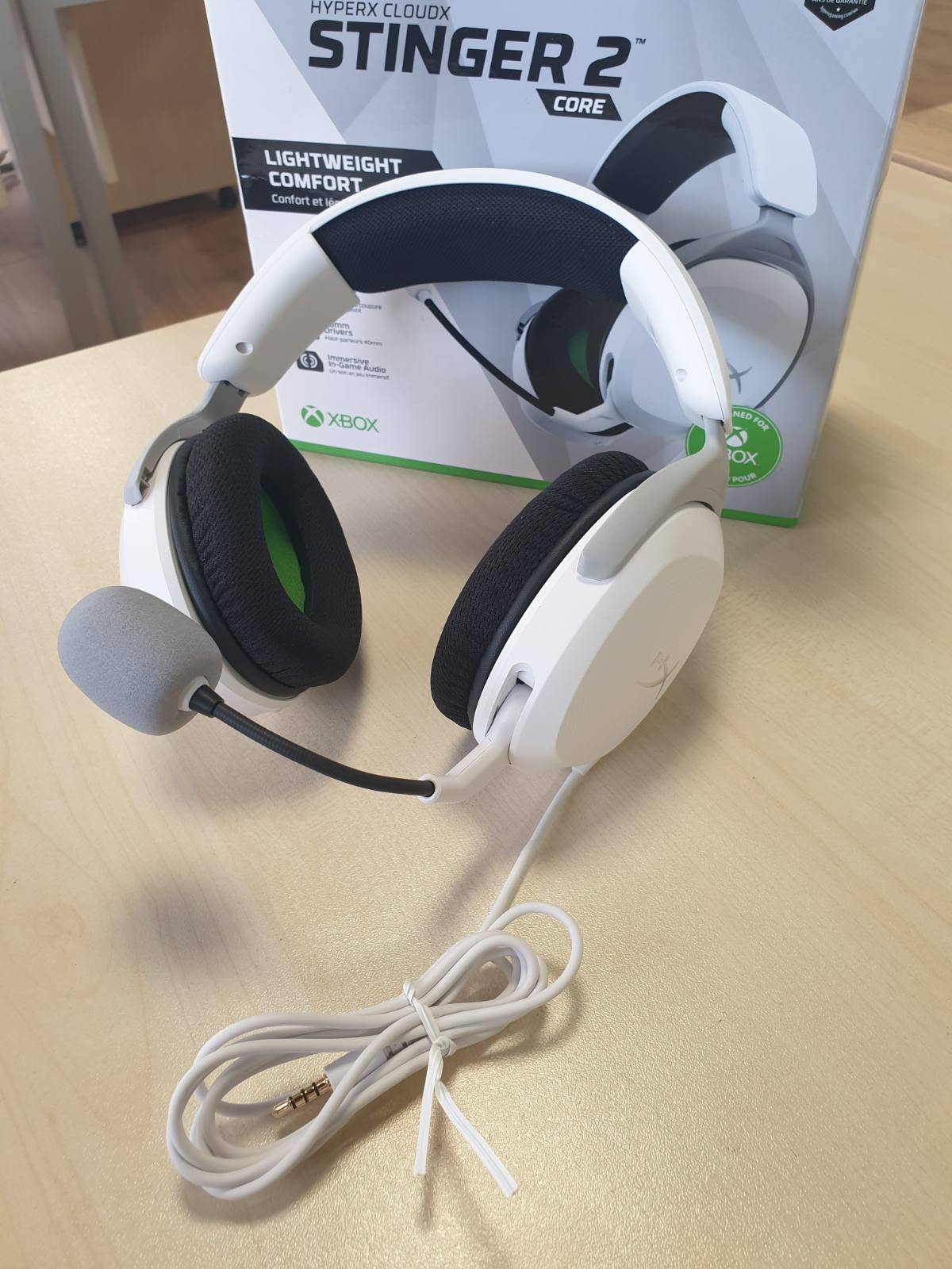 276492 - HYPERX CLOUDX STINGER 2 CORE, Kufje Lojërash për Xbox, Kufje të Lehta Mbi Vesh me Mikrofon, Funksion Rrotullues për Heshtje, Drajverë 40 mm, të Bardha