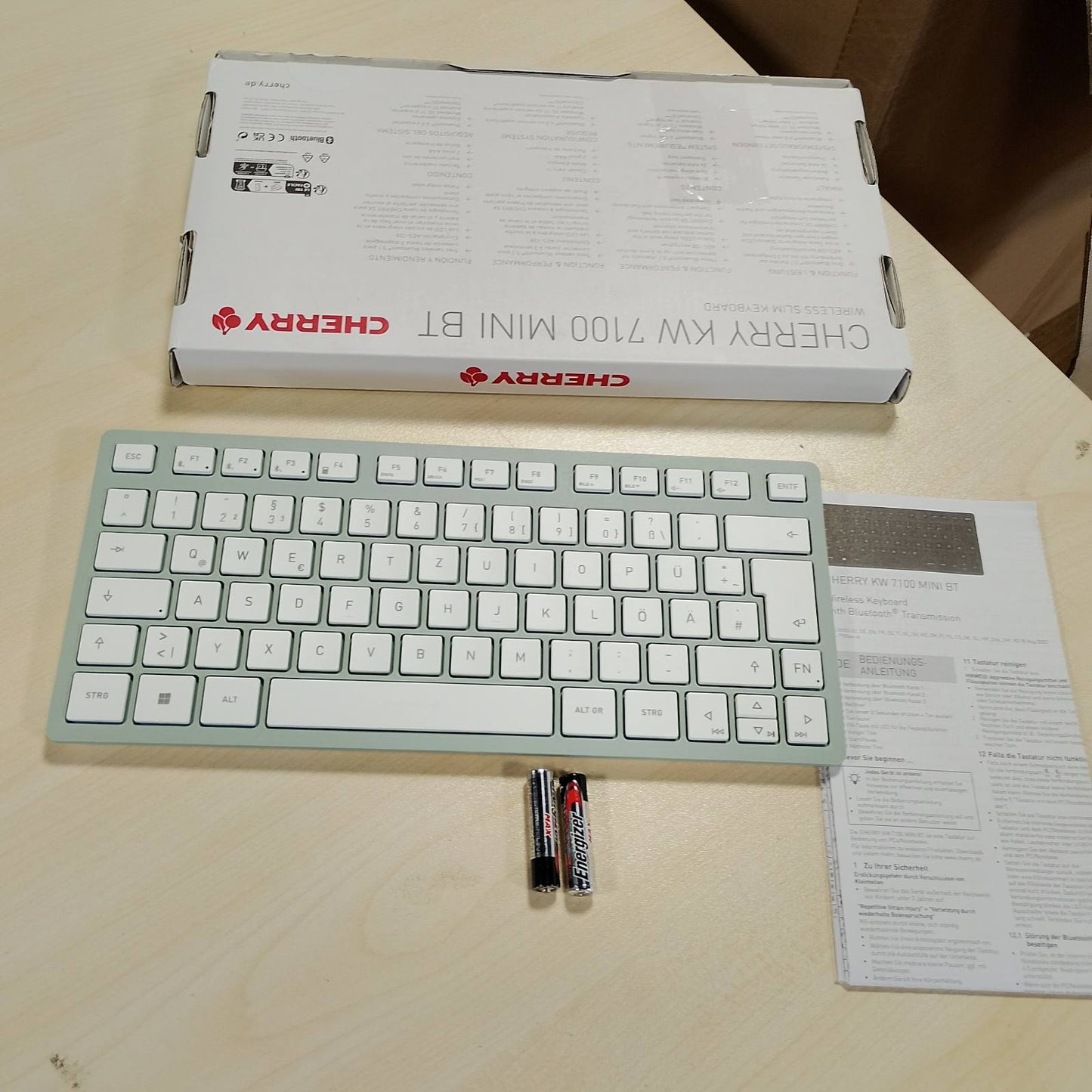 276495 - CHERRY KW 7100 MINI BT, Tastierë kompakte për shumë pajisje, 3 kanale Bluetooth, paraqitje gjermane (QWERTZ), dizajn i hollë, përfshirë çantën mbajtëse, Jeshile Agave