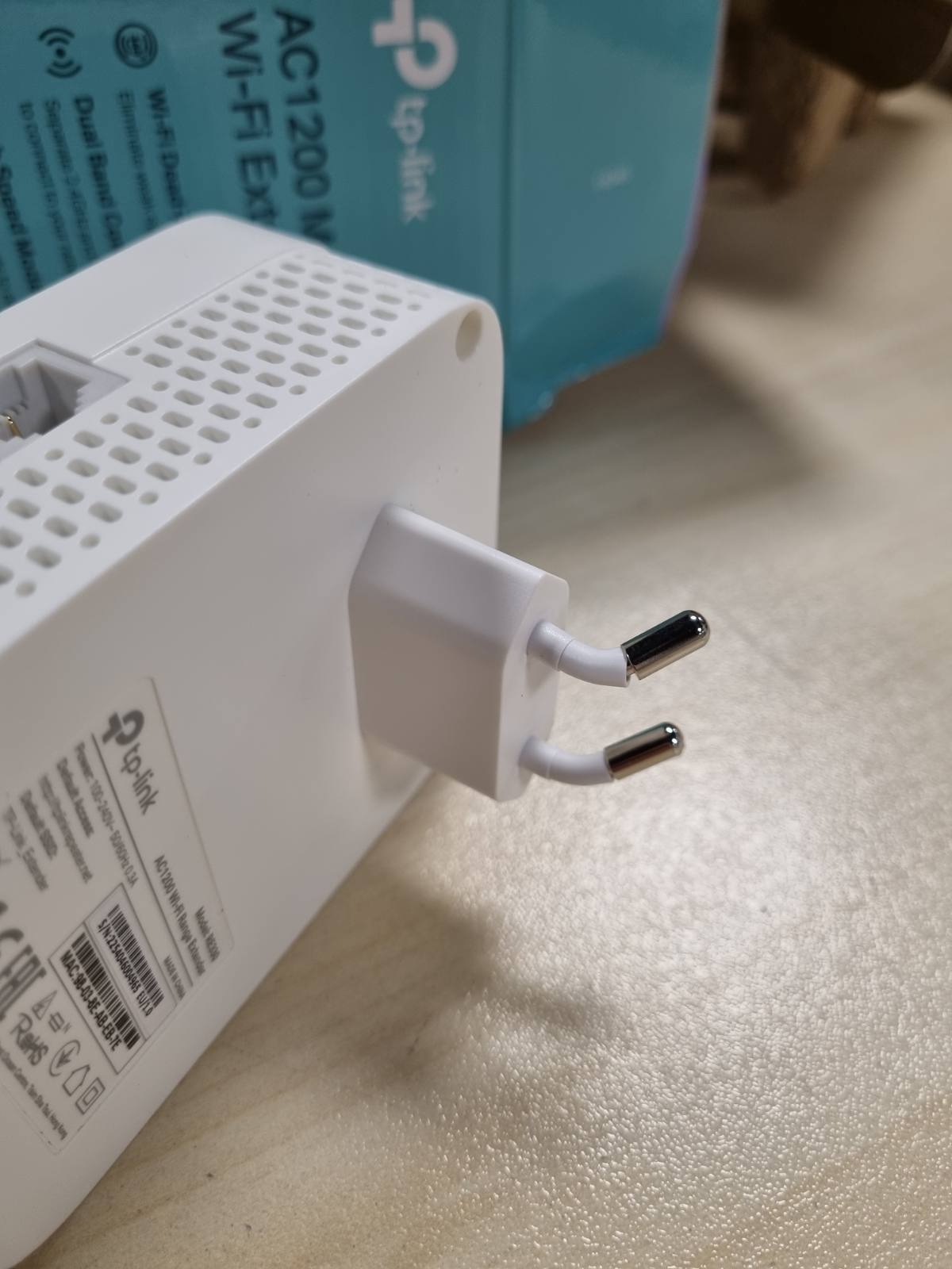 276563 - TP-LINK Përsëritës WiFi RE330, Amplifikator WiFi AC1200 Mbps, Portë Gigabit Ethernet, Përsëritës i fuqishëm WiFi, i pajtueshëm me kutitë e internetit